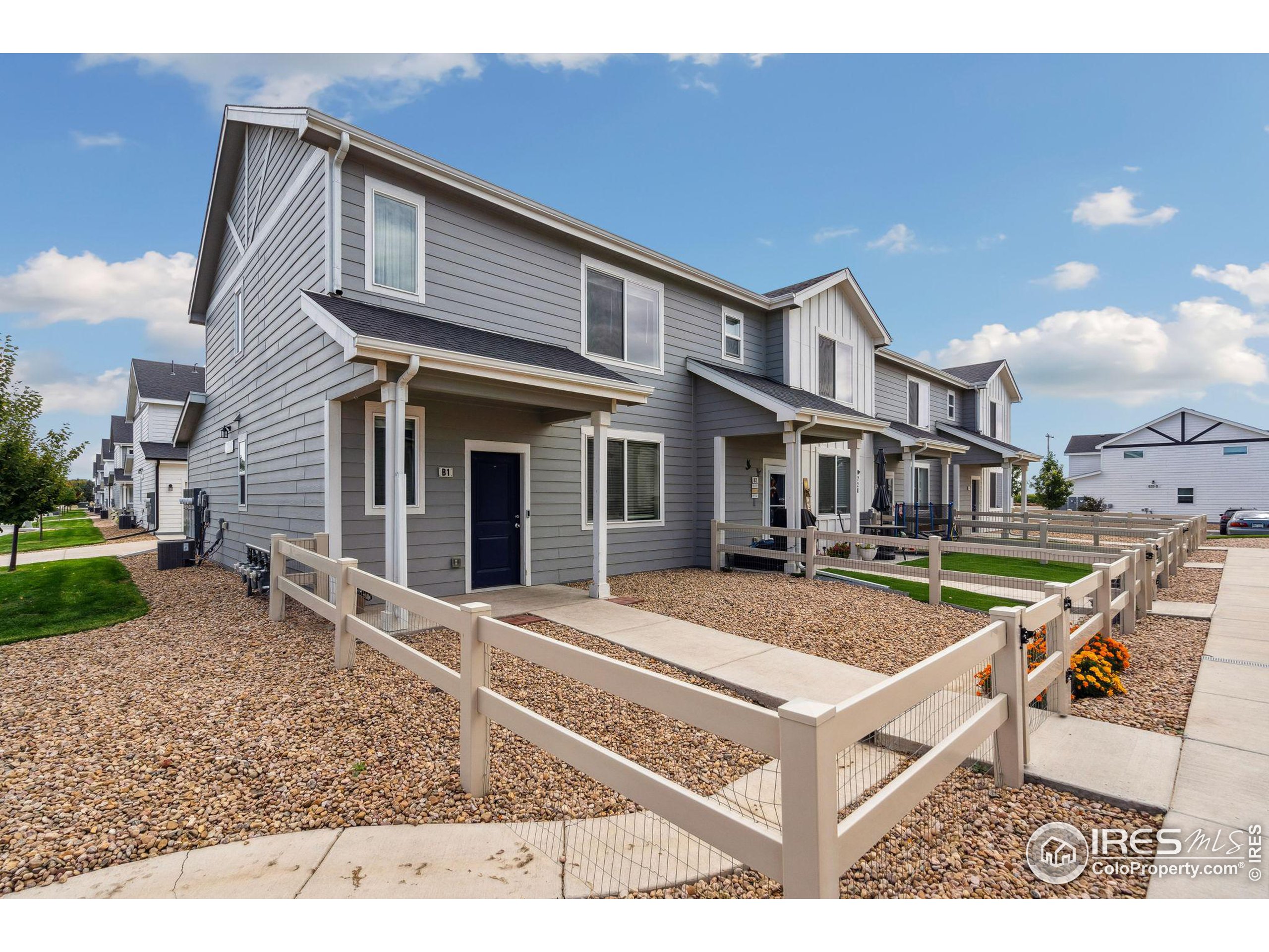 a view of a house with backyard