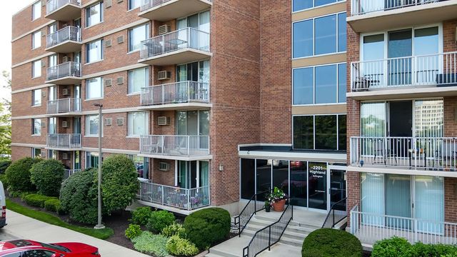 $279,999 | 2201 South Highland Avenue, Unit 5L | Lombard