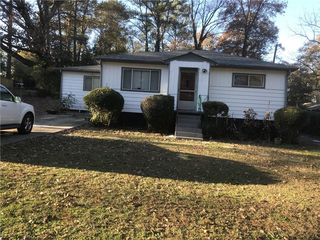 a view of a house with backyard and garden