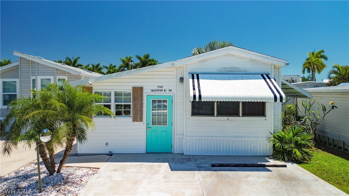 a front view of house with yard