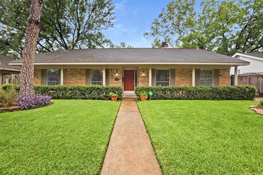 This Impressive Traditional NEVER FLOODED (per Seller) Home features 3 Bedrooms, 2 Baths plus an Office.  The Residence is located in the Close in Neighborhood of Maplewood South and is 2,182 Square Feet (per HCAD) and is positioned on an 8,280 Square Foot Lot (per HCAD).