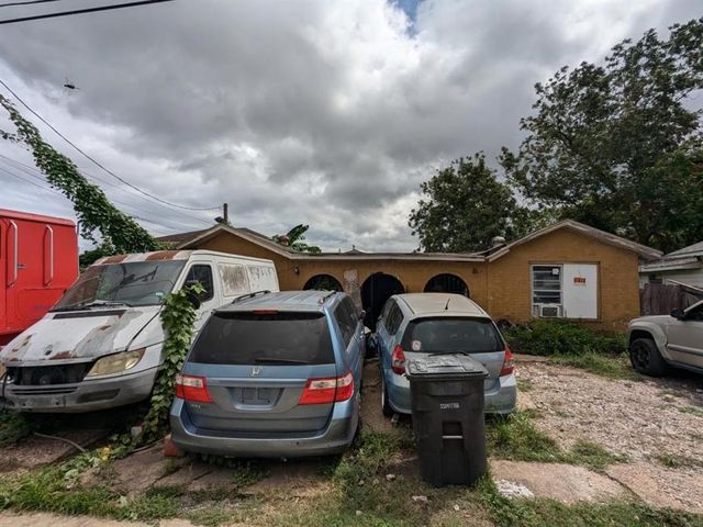 $140,000 | 8016 Munn Street | Port Houston