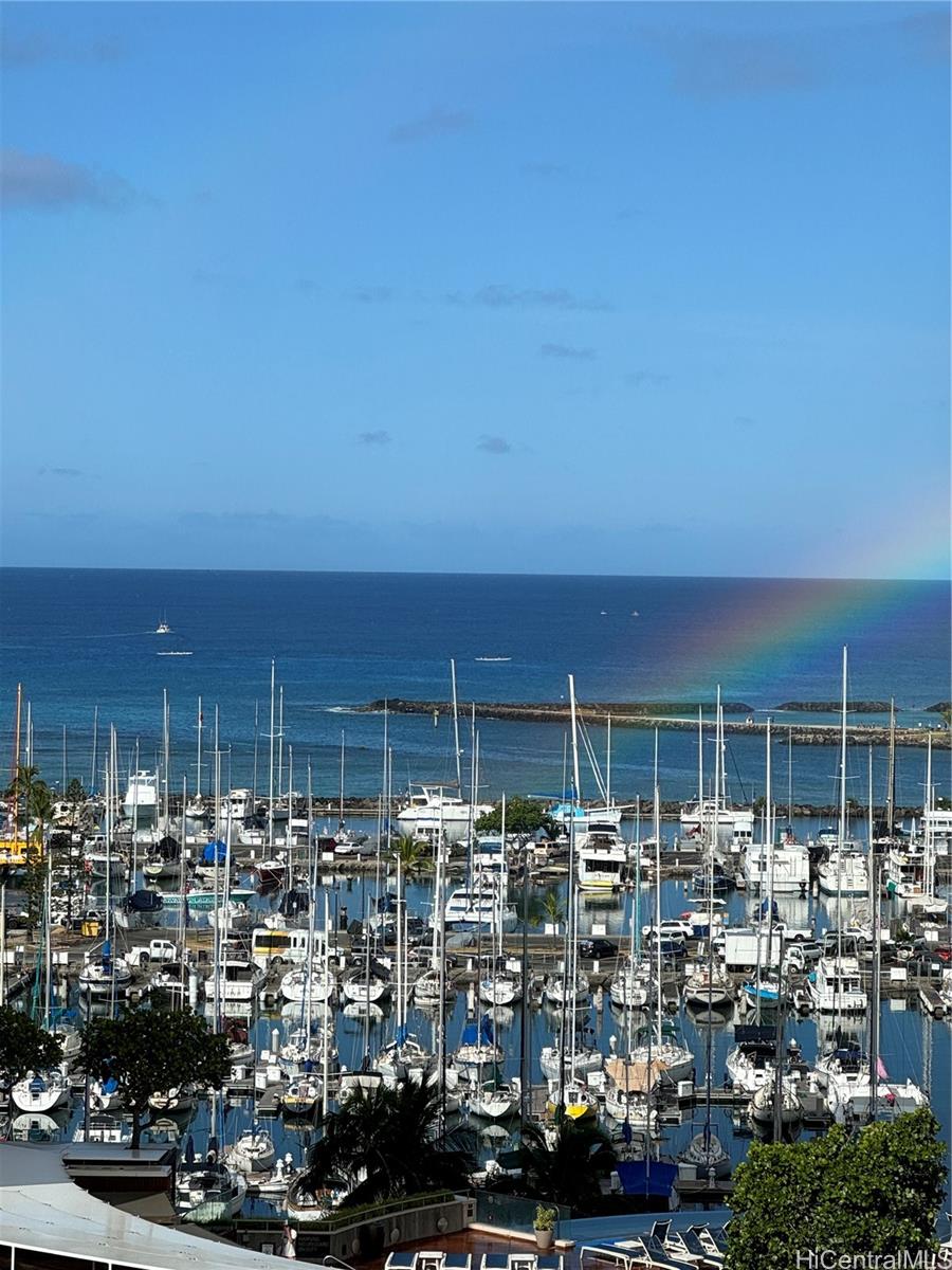 Waikiki Yaucht Club View w. Rainbows too!