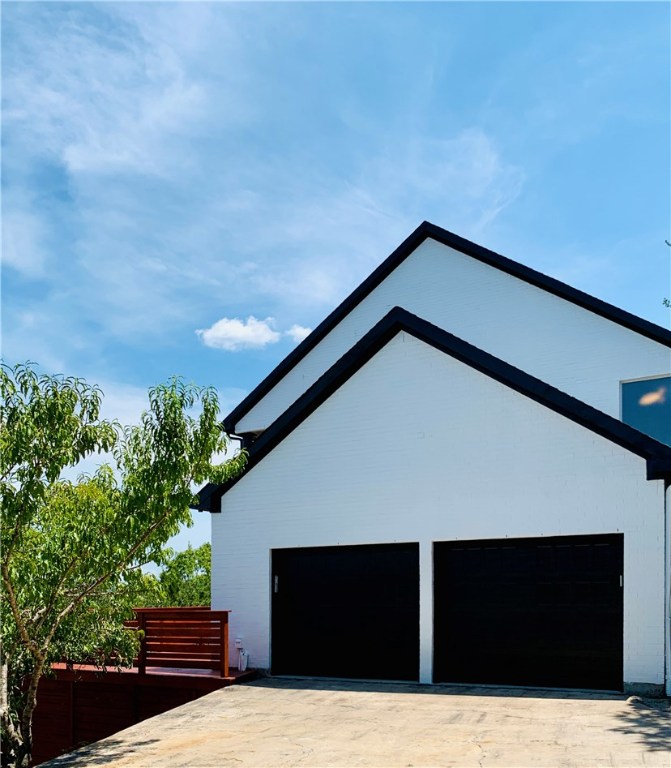 a view of house with yard and garage