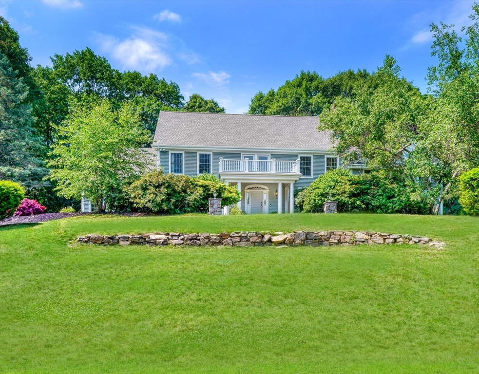 a view of house with front yard