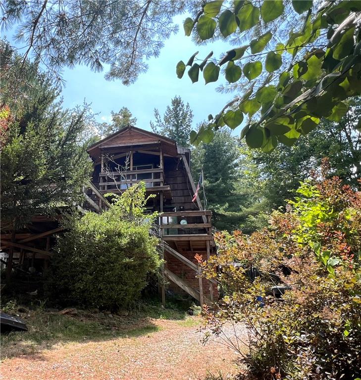 a view of a yard in front of house