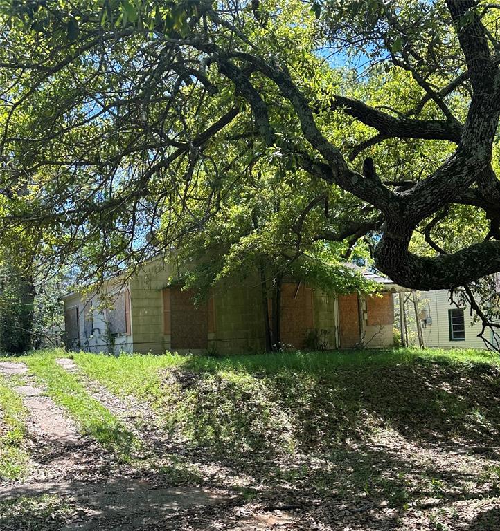 a view of a house with a small yard