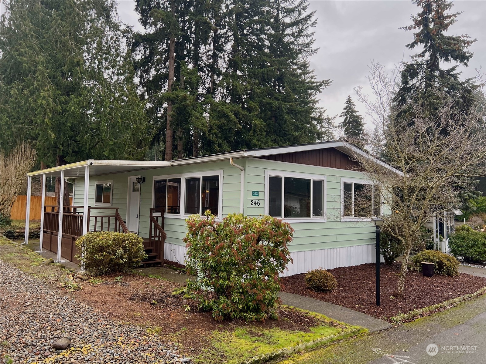 a view of a house with backyard