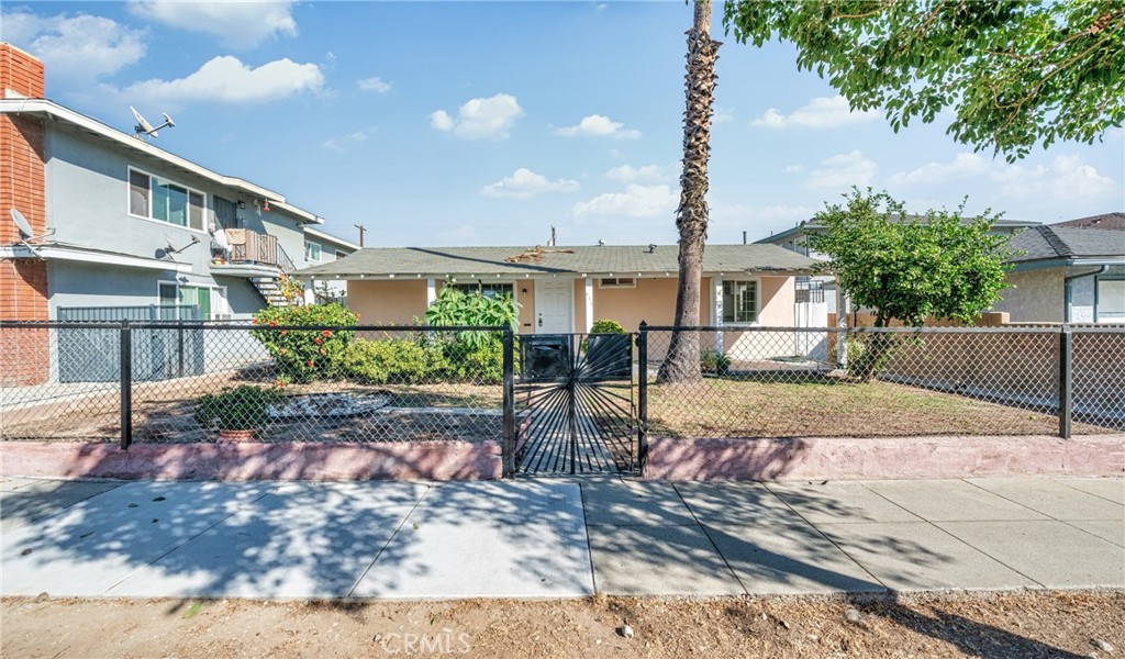 a view of a house with backyard and tree