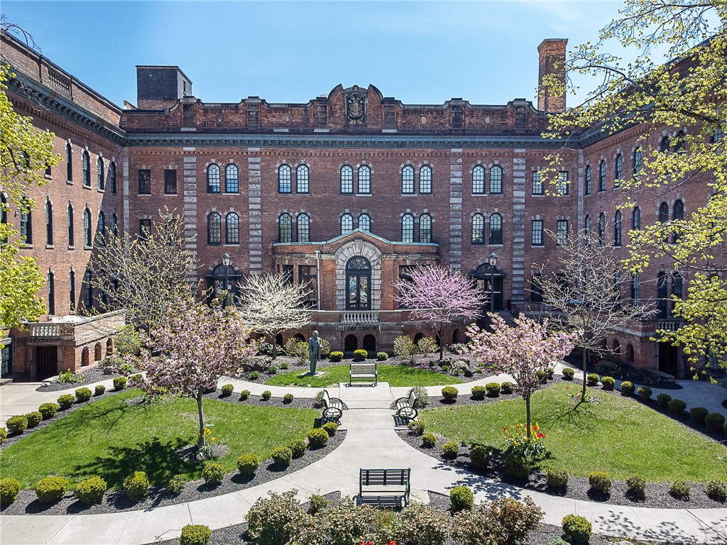 Exterior landscaped courtyard & rotunda