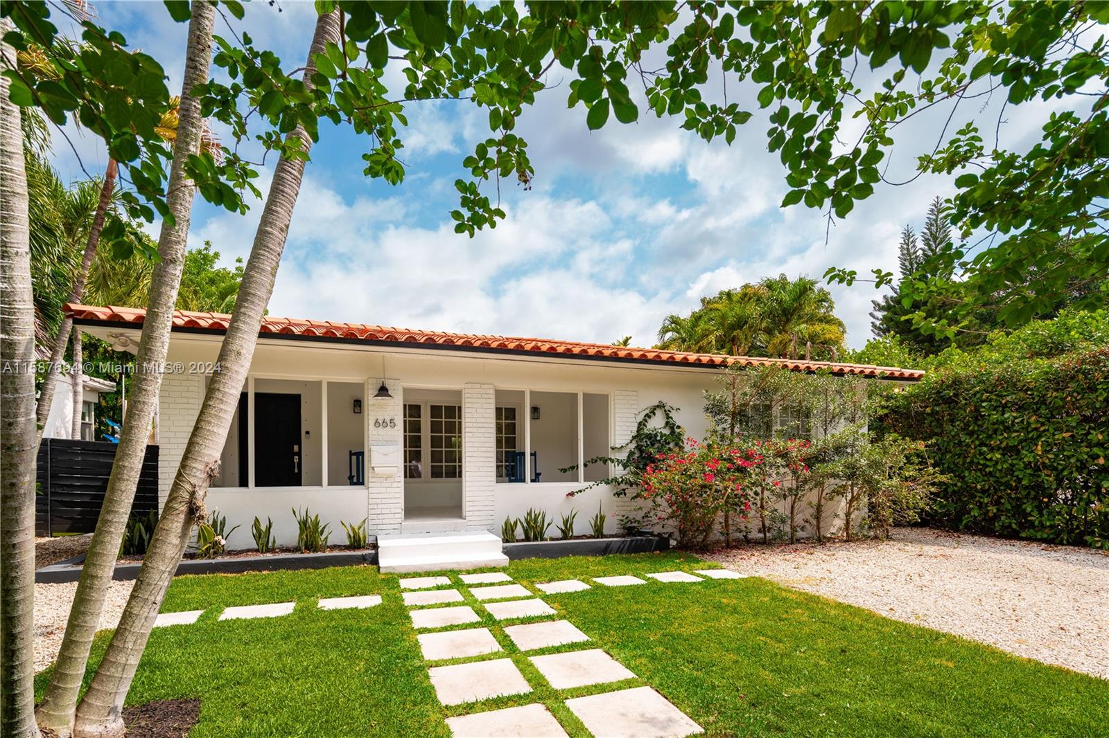 a view of a house with backyard and garden