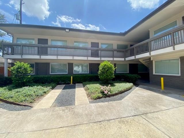 $1,800 | 4701 Bell Street, Unit 1 | Greater Eastwood