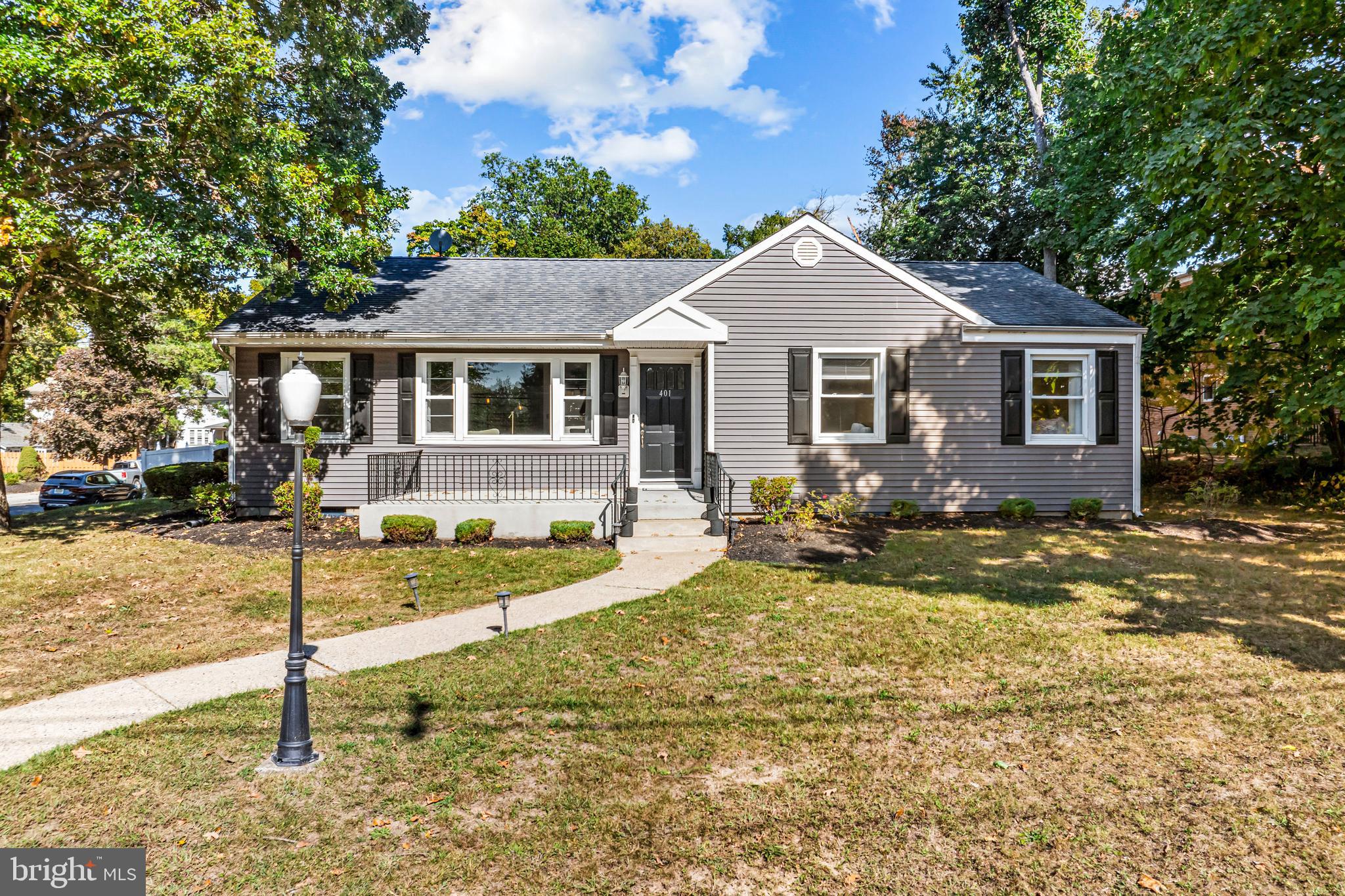 a view of a house with back yard