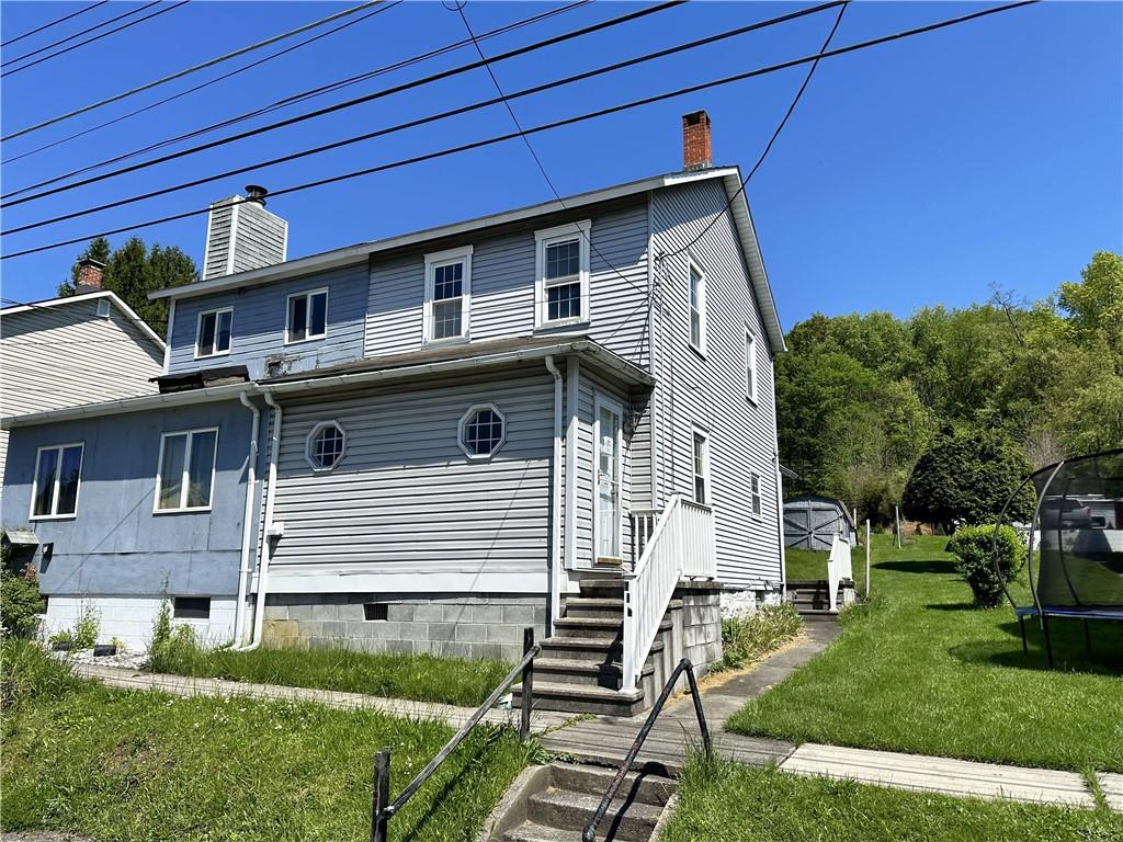 a view of a house with backyard