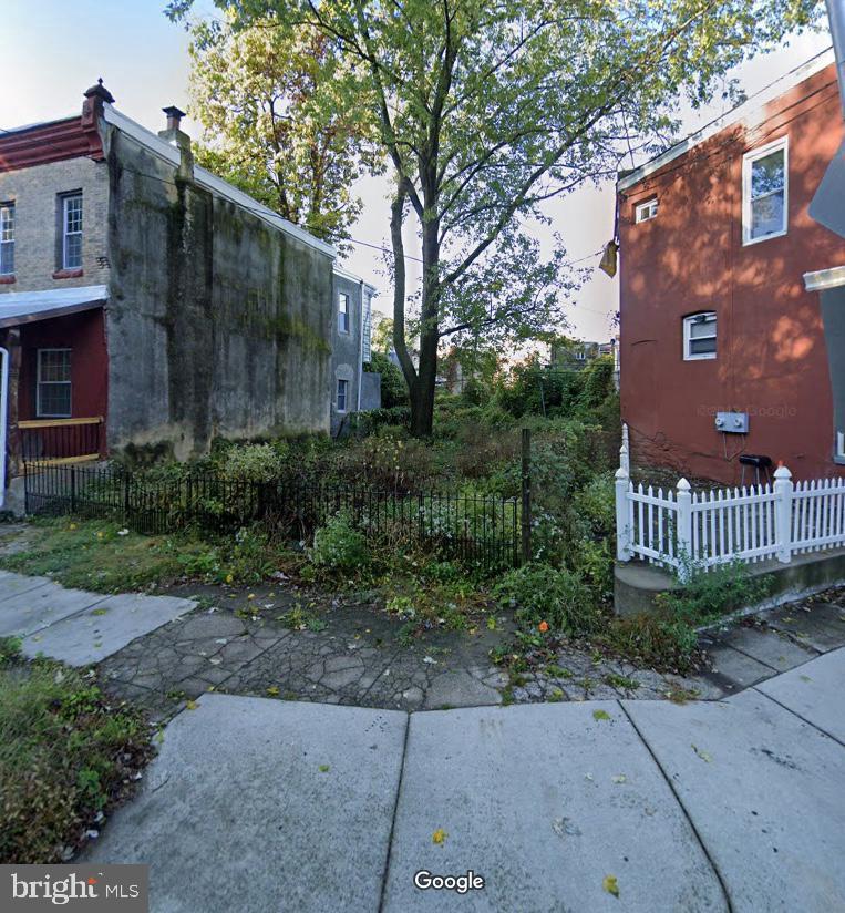 a view of a pathway along a building