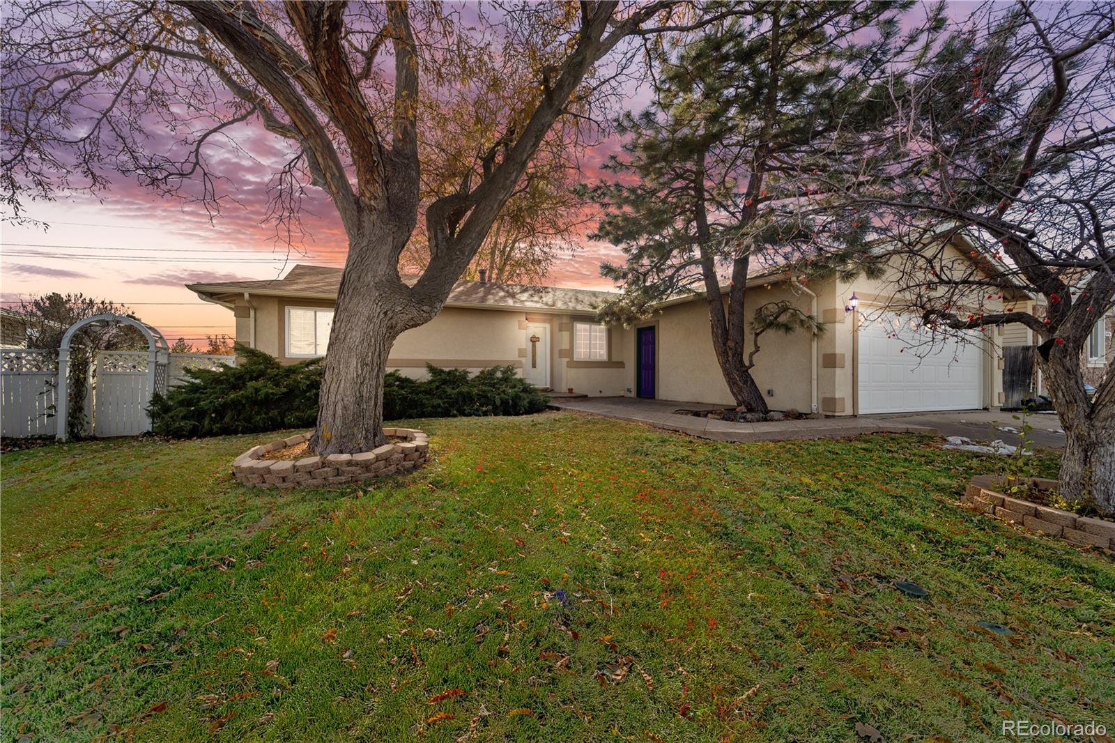 a view of a house with backyard and tree