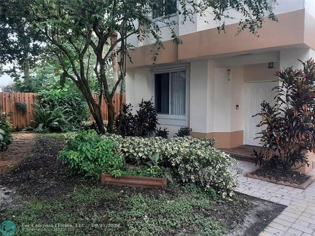 $435,000 | 6657 Hidden Cove Drive, Unit 17 | Davie