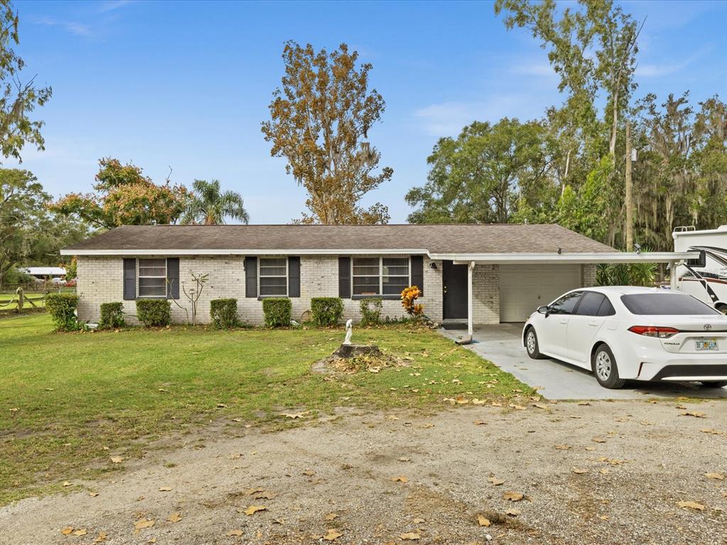 a view of a yard in front of house