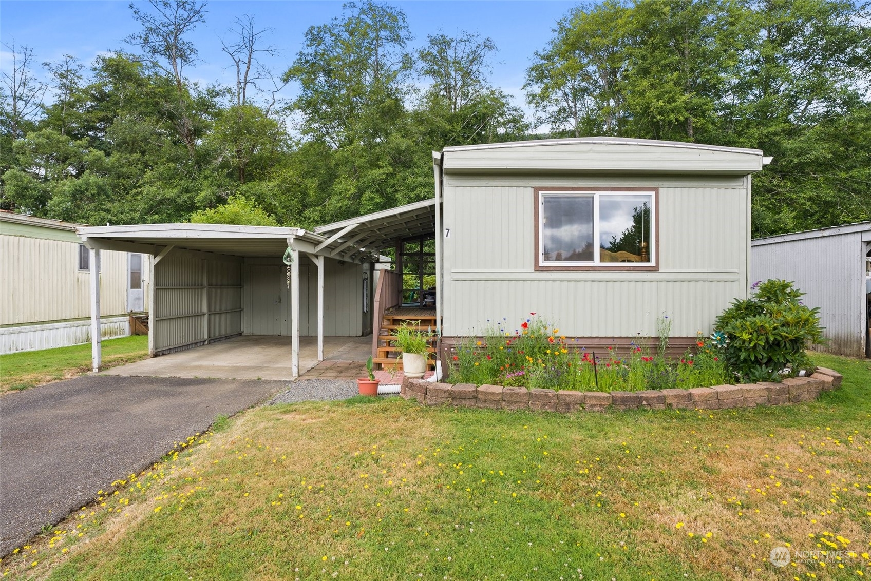 a view front of house with entertaining space