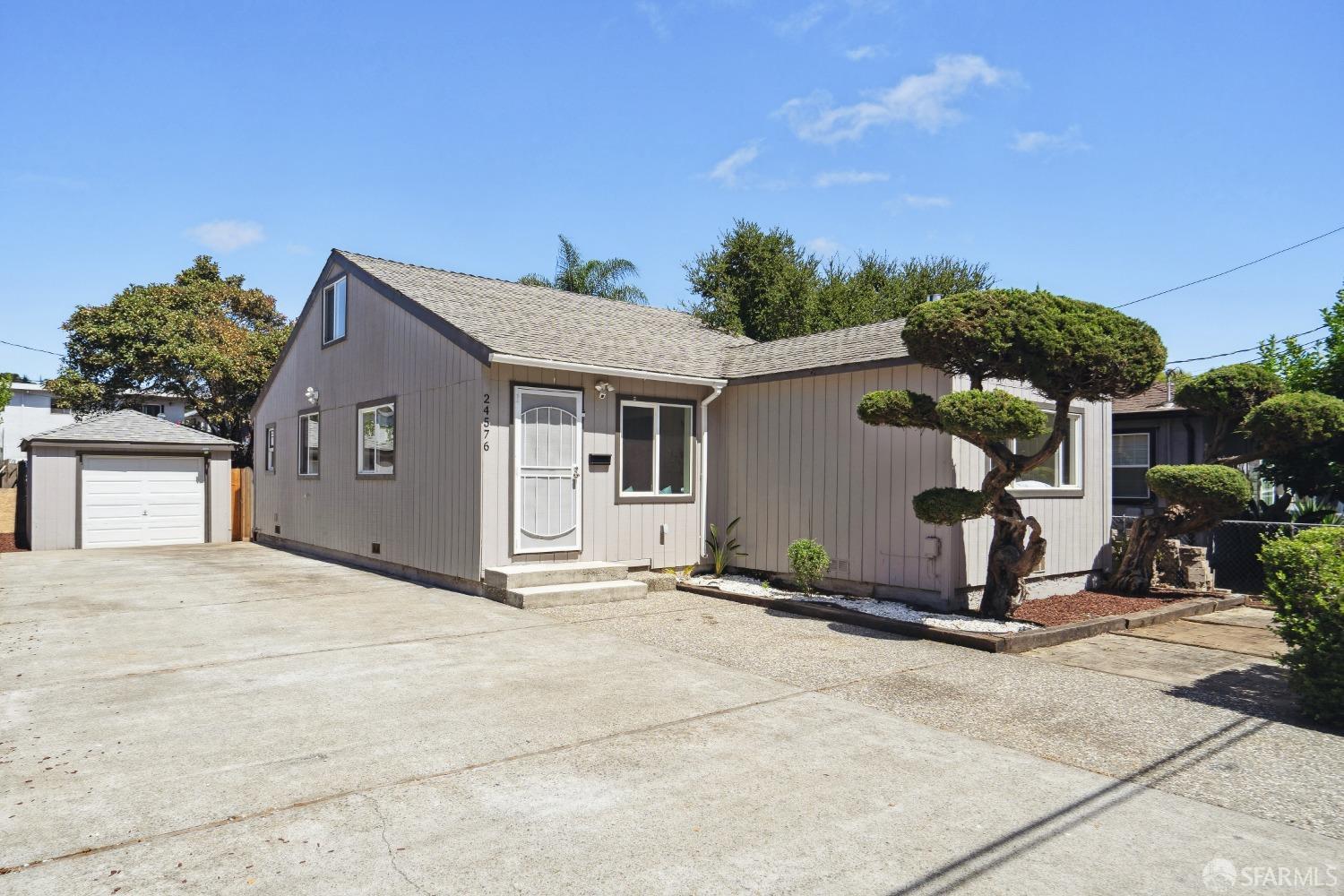 a view of a house with backyard and garage