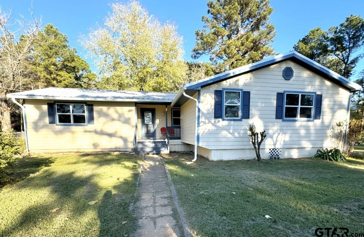 a view of a house with back yard