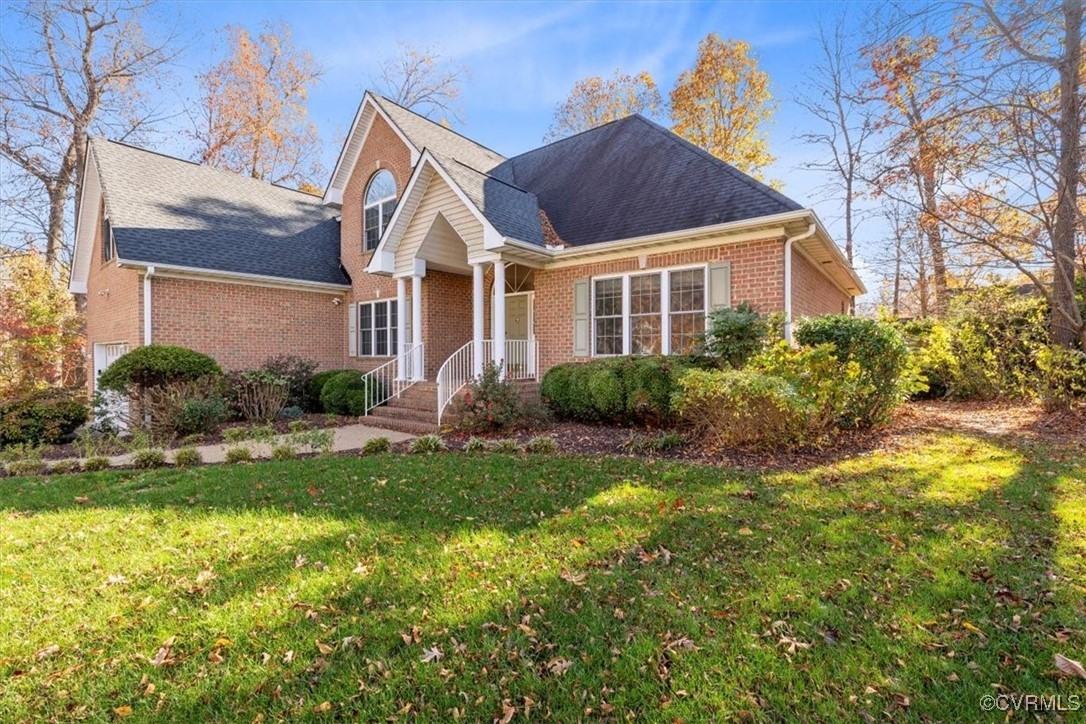 Front of property featuring a front yard