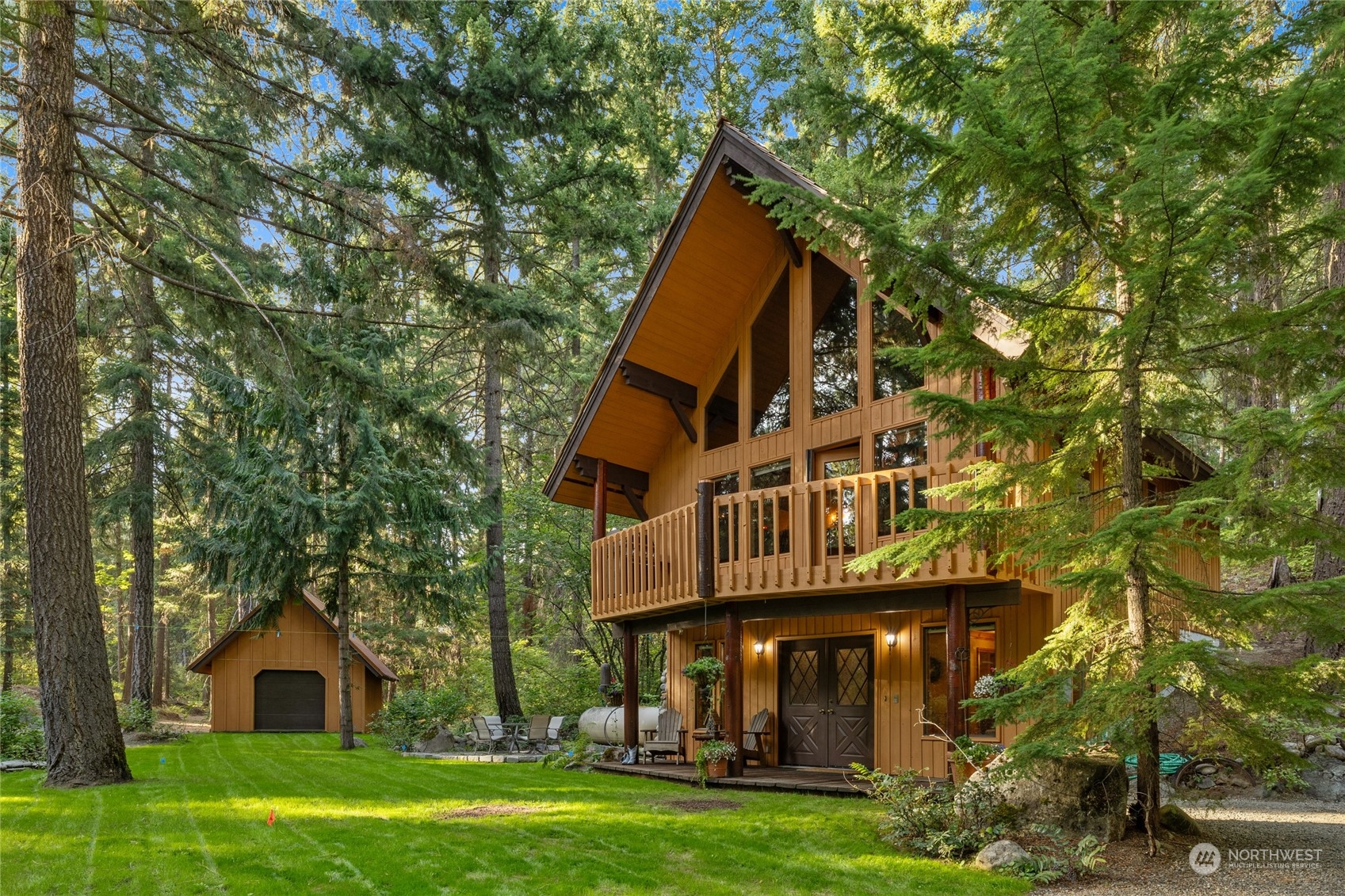 a view of a house with a yard