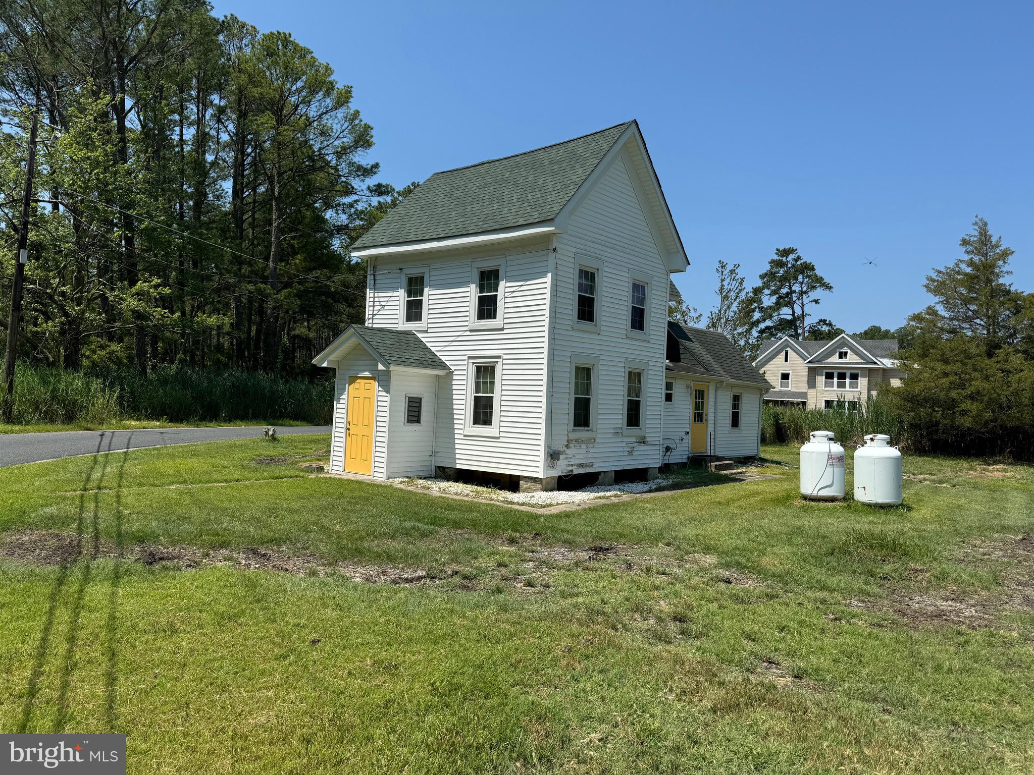 a view of a house with backyard