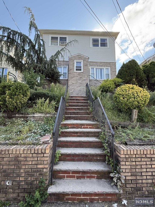 a view of a yard front of house