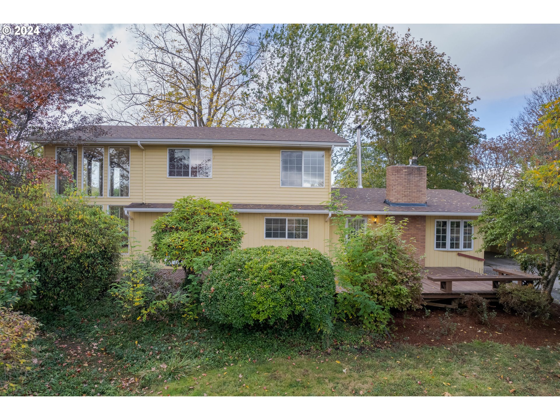 a view of a house with a yard