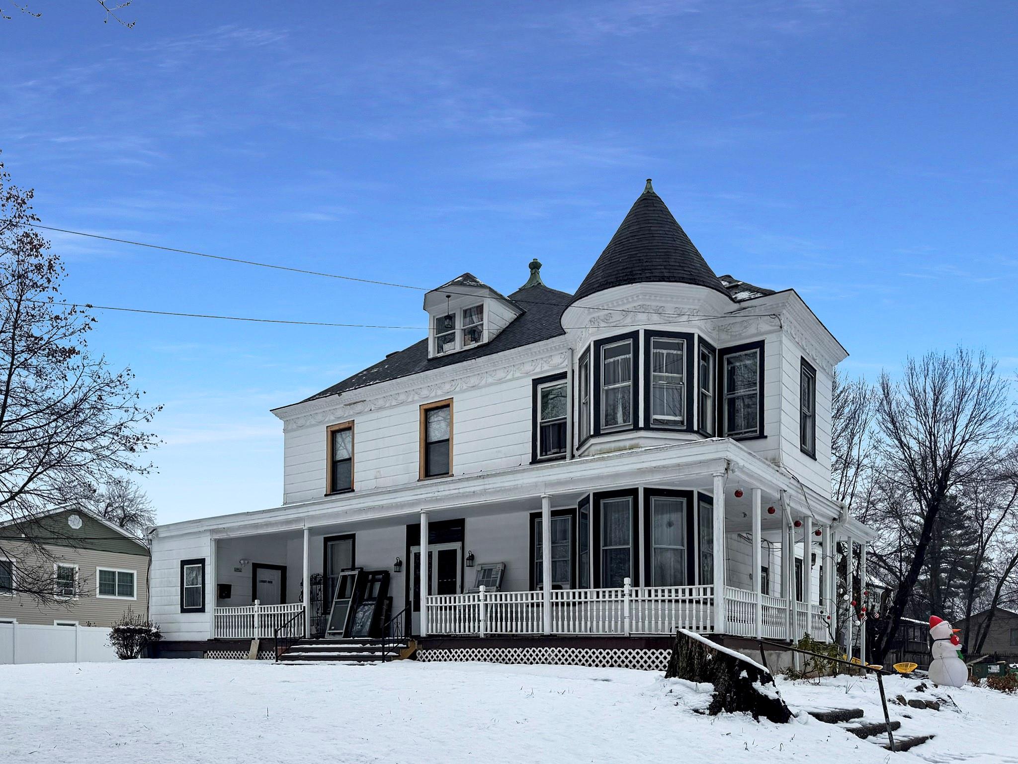 View of front of house featuring a porch