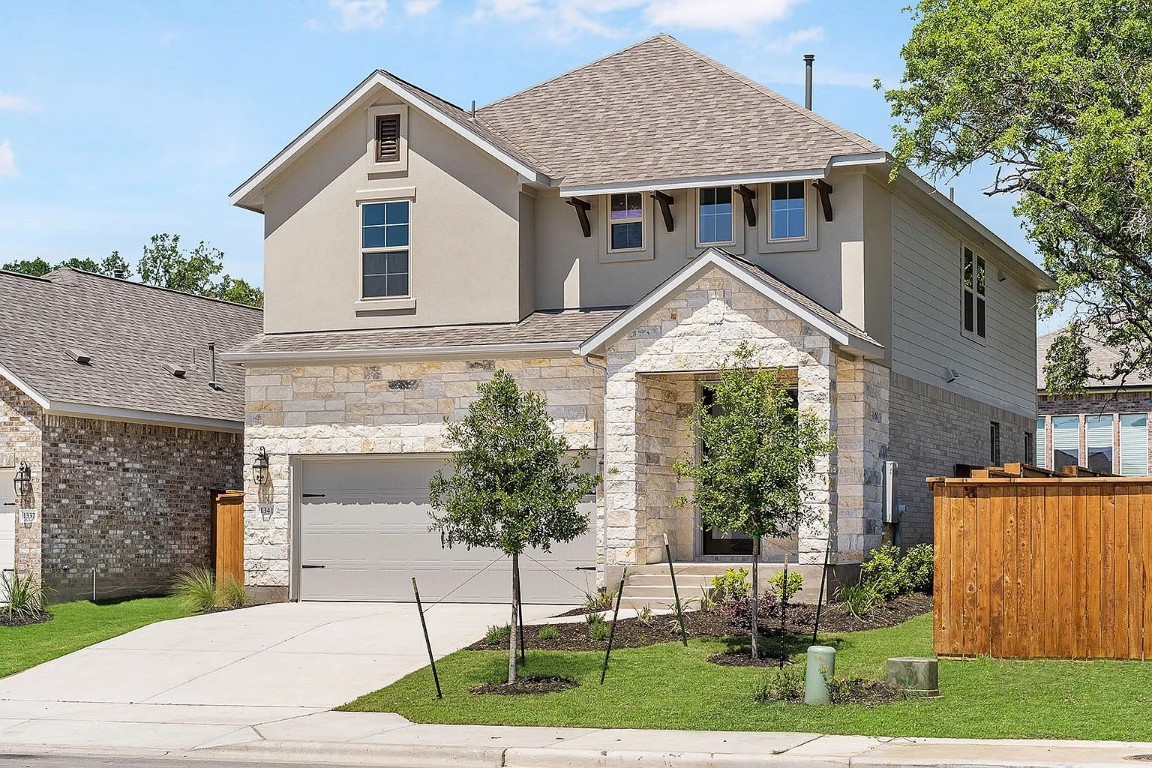 a view of a house with yard and plants