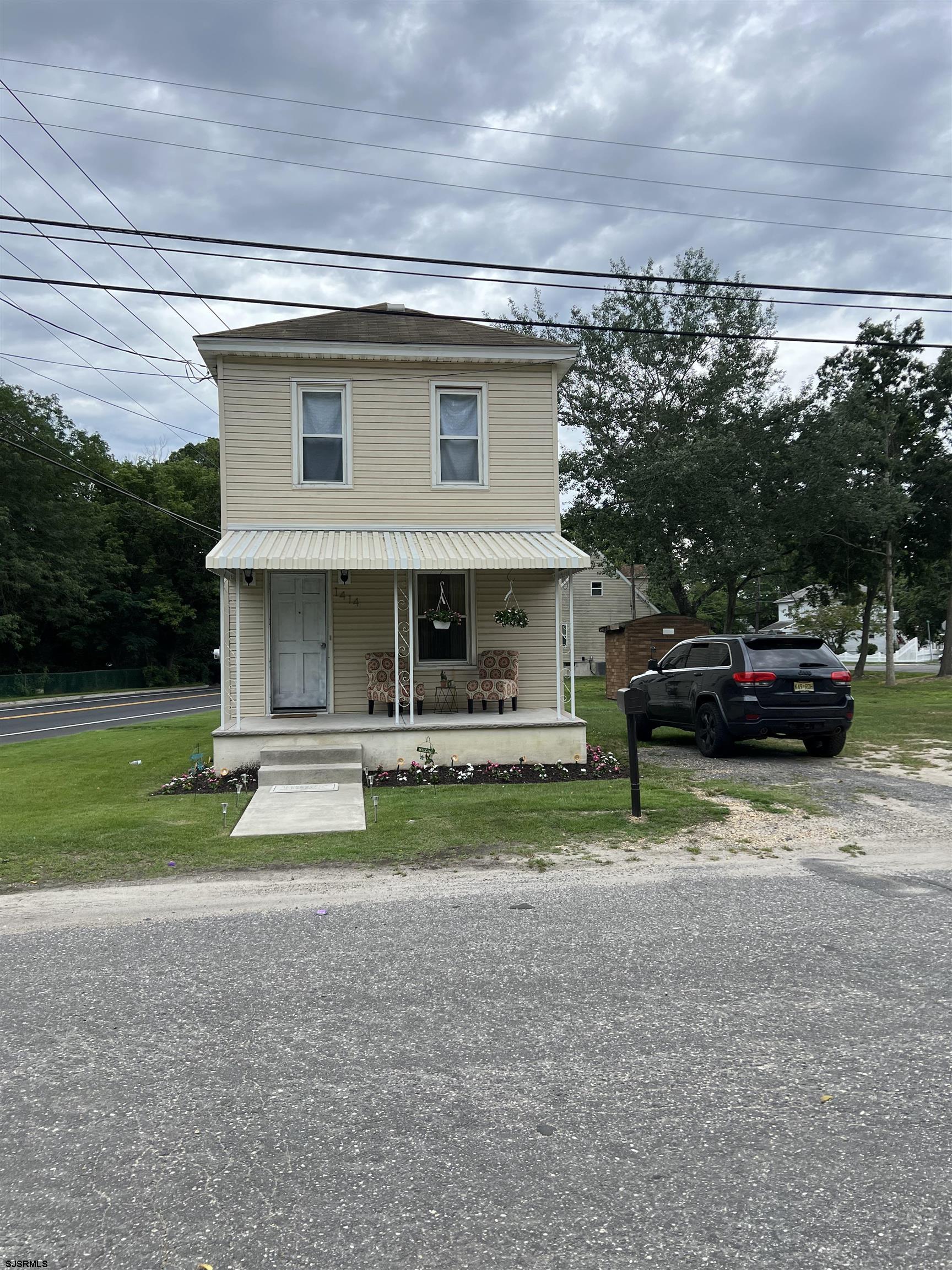 a view of a house with a back yard