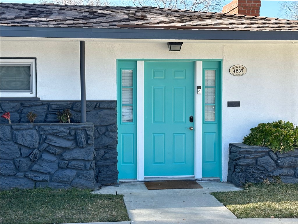 a view of entryway front of house