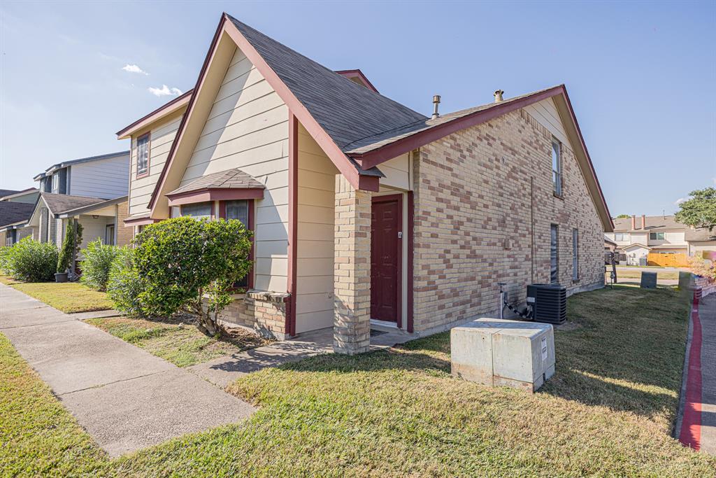 a view of a house with backyard and garden