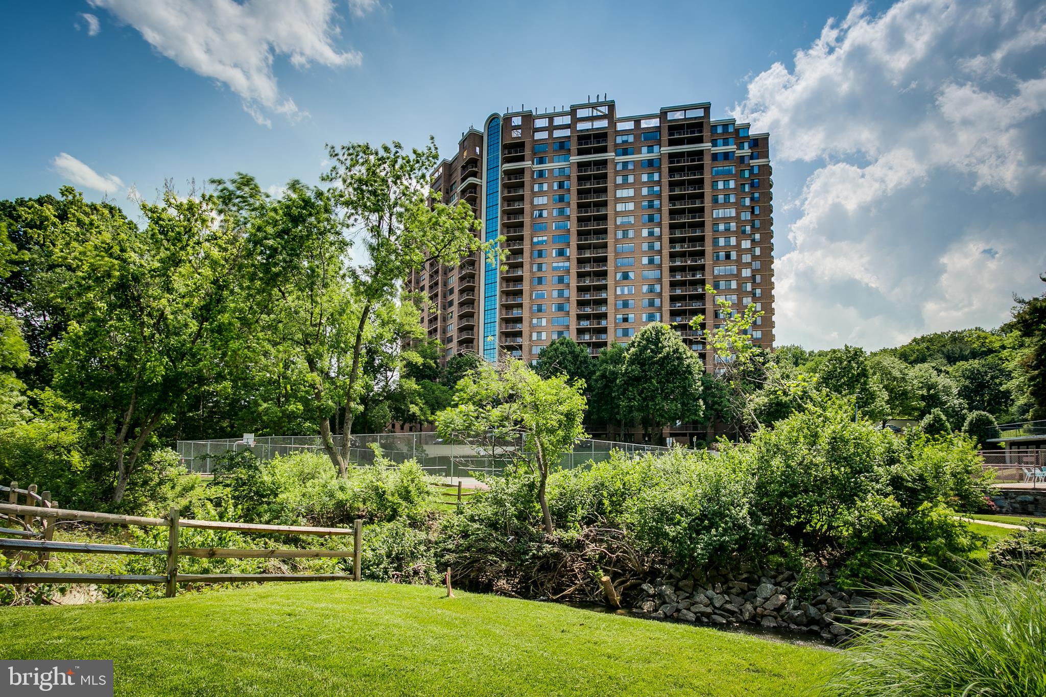 a view of building with a yard