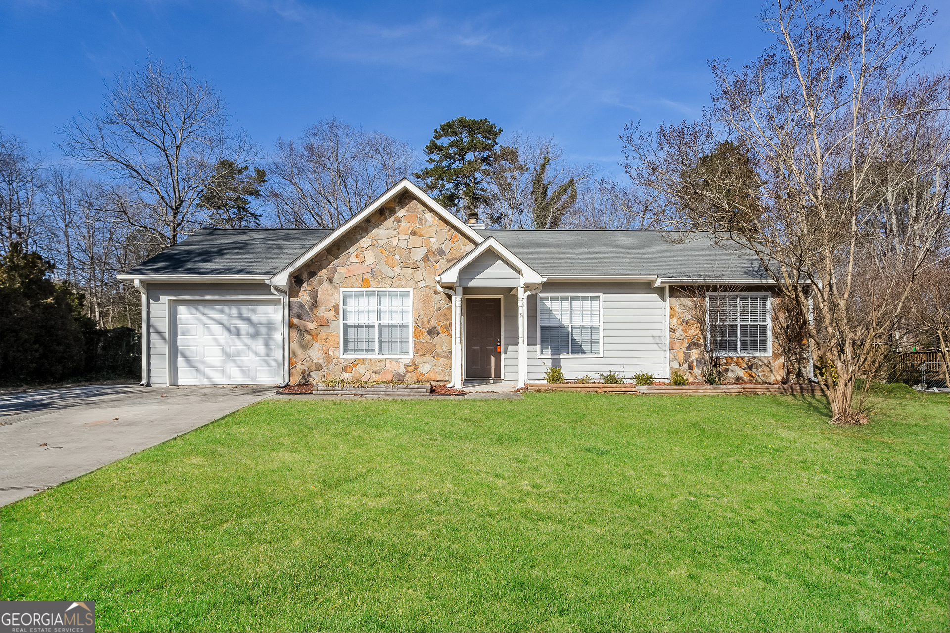 a view of a house with a yard