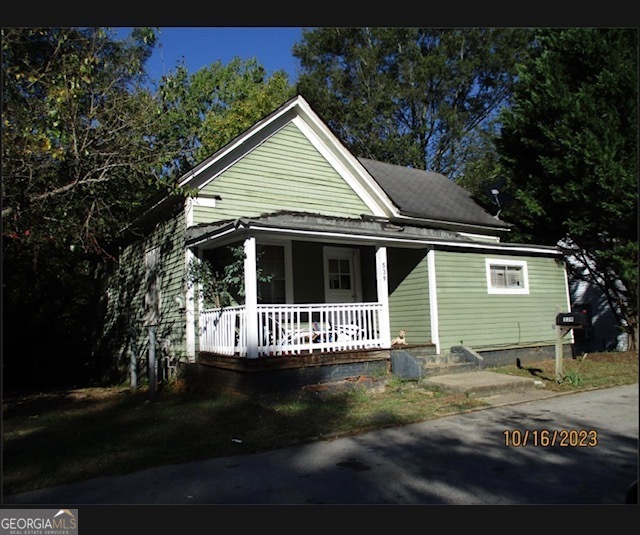 a view of a house with a yard