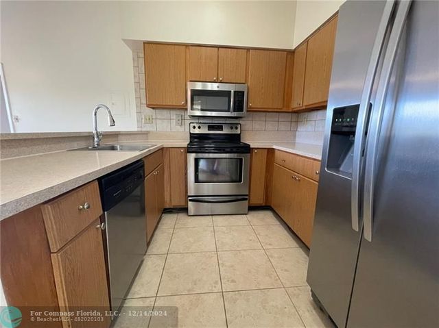 $1,995 | 2445 Southwest 18th Terrace, Unit 222 | River Oaks