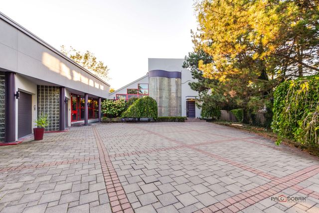 $1,899,000 | 2100 Pfingsten Road | Northbrook