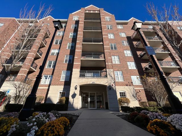 $2,300 | 390 West Mahogany Court, Unit 307 | Palatine