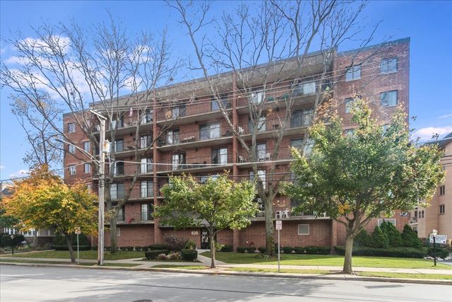 $289,700 | 825 Center Street, Unit 303 | Des Plaines