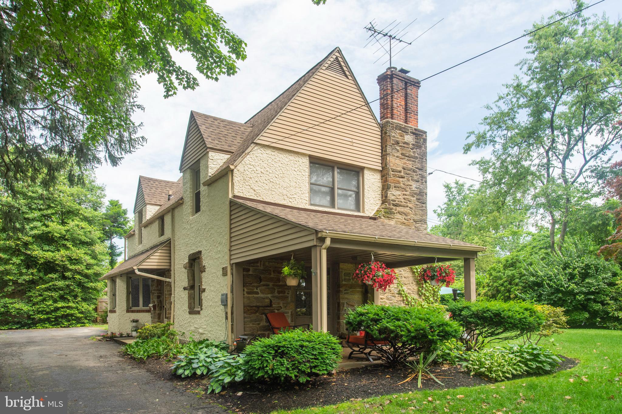 a view of a house with a yard and plants