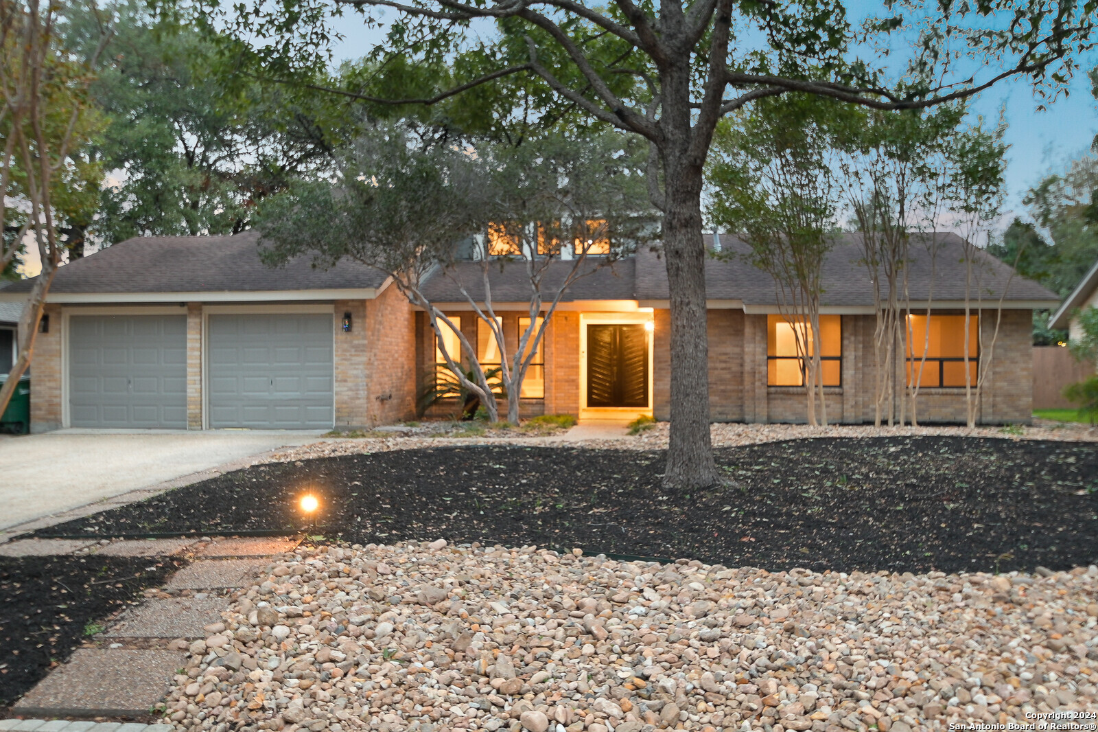 a view of a house with backyard and trees