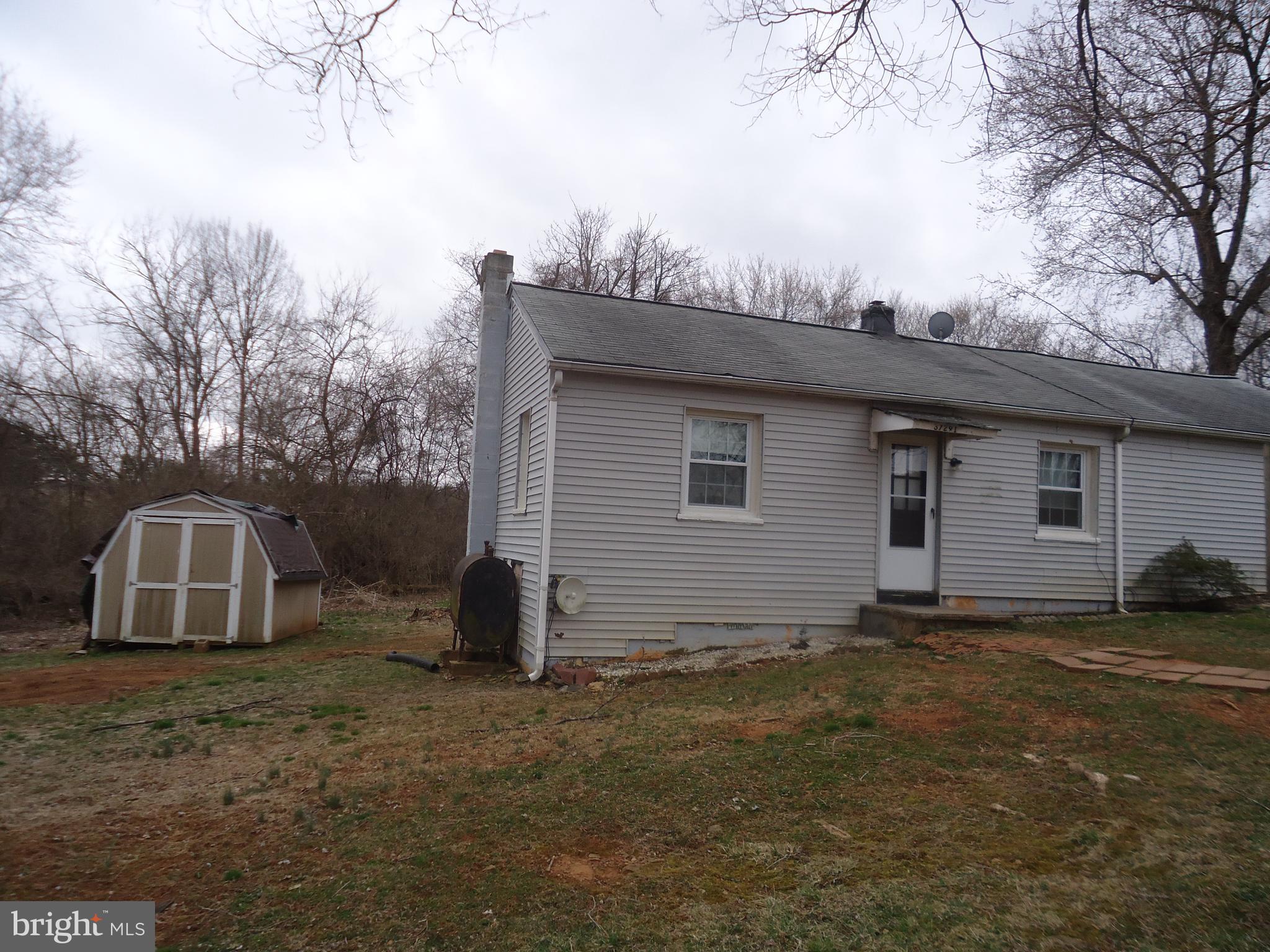 a view of a house with backyard and garden