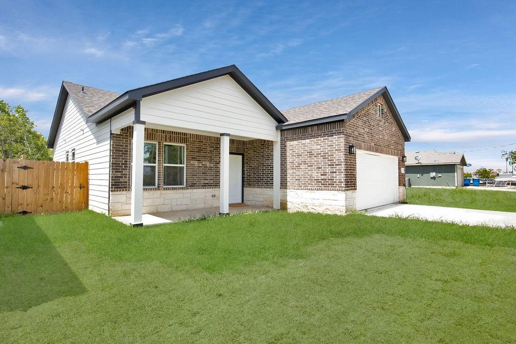 a view of a house with a yard