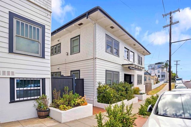 $2,100,000 | 233-39 West Hawthorn Street | Park West