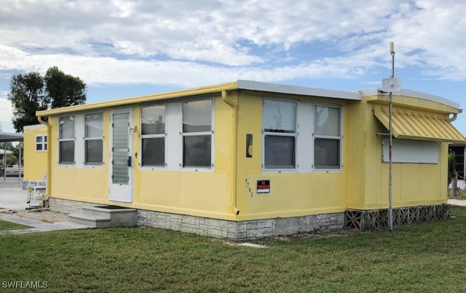 a view of a house with a yard