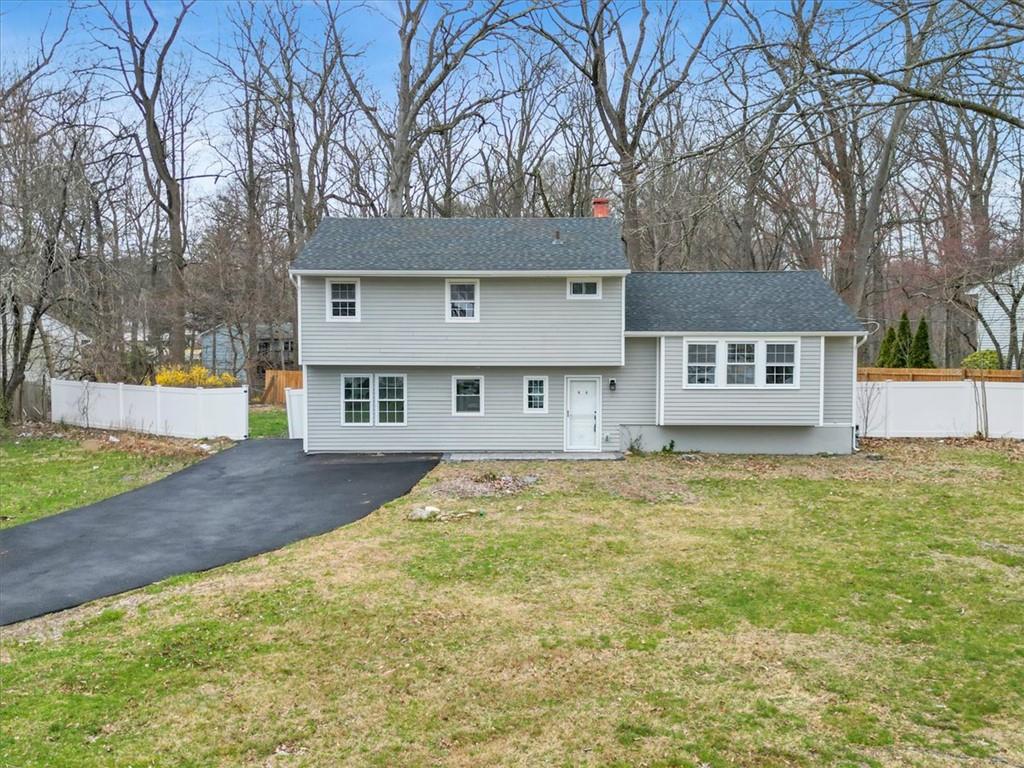 View of front of home featuring a front yard