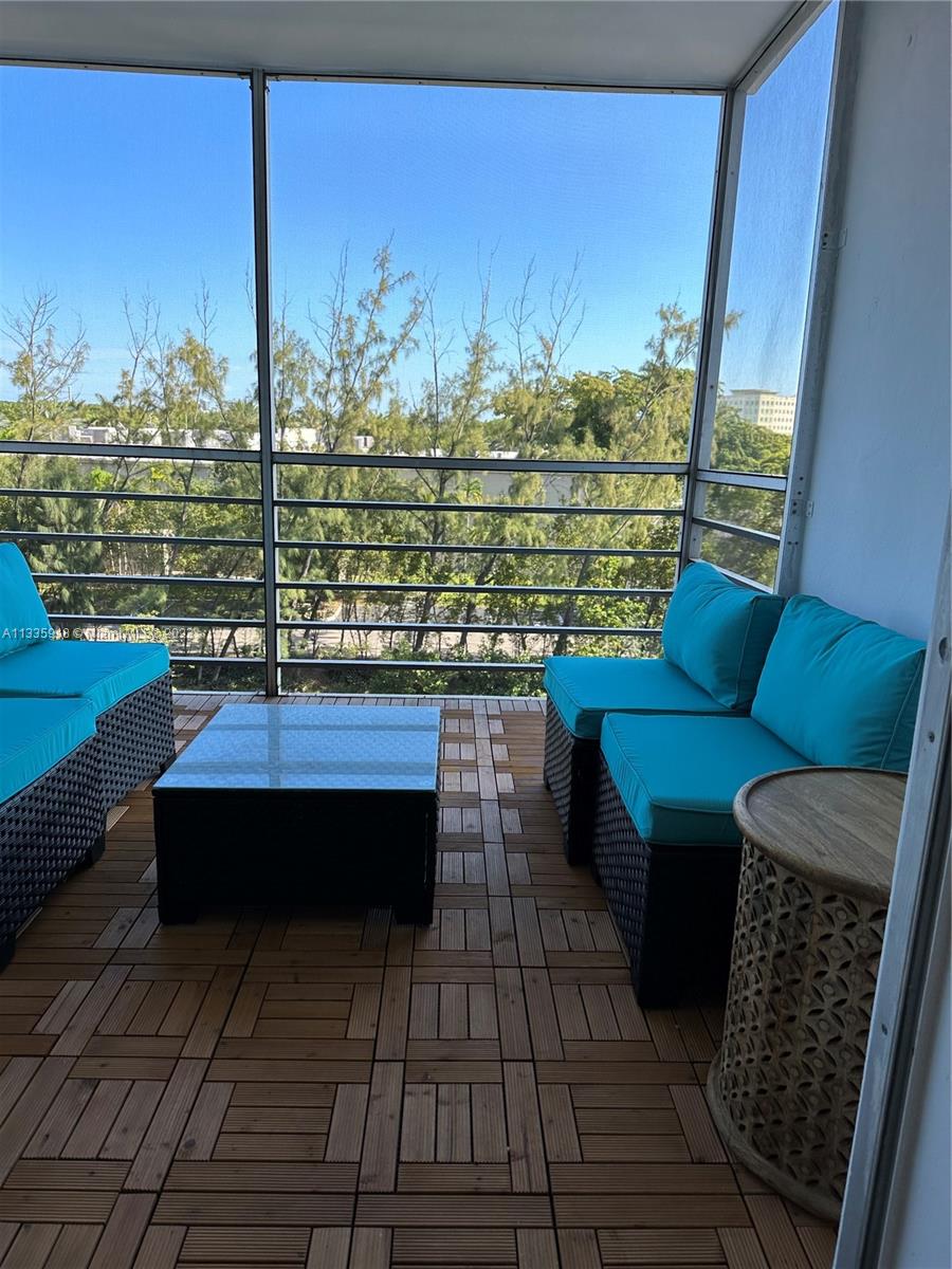 a view of sitting area with furniture